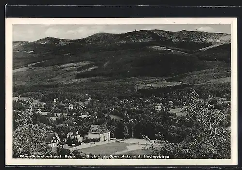 AK Ober-Schreiberhau i. Rsgb., Blick a. d. Sportplatz u. d. Hochgebirge