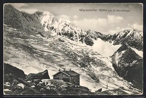 AK Warnsdorfer Hütte am Grossvenediger, Aussenansicht der Berghütte gegen die Bergwand