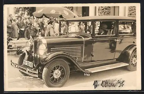 Foto-AK Auto Stoewer S10 (1930), Ehepaar im Fahrzeug, im Hintergrund eine Menschenmenge