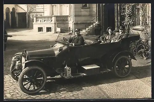 Foto-AK Auto Loreley (1914), Chauffeur mit einem bürgerlichen Ehepaar auf der Rückbank seines Fahrzeugs