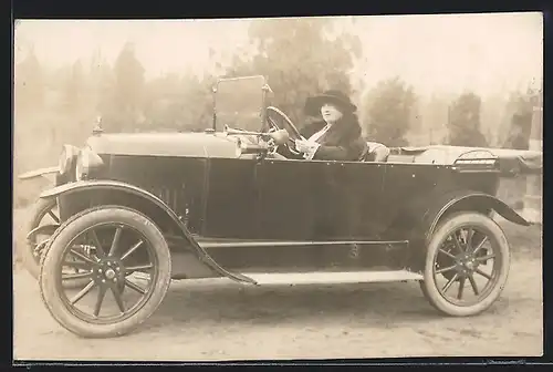 Foto-AK Auto Peugeot 163 (1919), Frau im Pelzmantel am Steuer eines schwarzen Cabrios