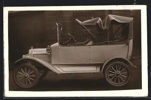 Foto-AK Auto Ford T (1911 /12), KFZ in heller Karosserie mit leicht eingeklapptem Verdeck
