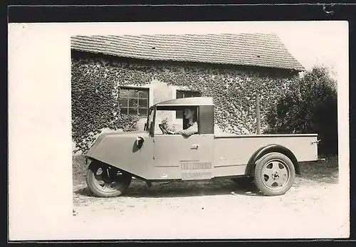 Foto-AK Auto Goliath (1933), Dreirädriges Fahrzeug mit Verladefläche, Mann am Steuer