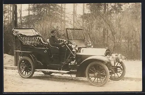 Foto-AK Auto Lorraine-Dietrich, Chauffeur am Steuer des KFZ mit offenem Verdeck, im Winter