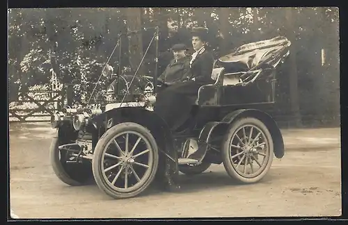 Foto-AK Auto Panhard & Levassor (1902), Bürgerliches Ehepaar im kompakten Fahrzeug mit offenem Verdeck