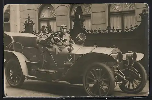 Foto-AK Auto Motobloc (1909 /11), Zwei junge Männer im Pilotoutfit am Steuer eines Fahrzeugs