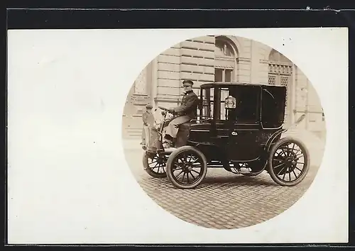 Foto-AK Auto Krieger (1906), Chauffeur am Steuer seines kutschenähnlichen Fahrzeugs