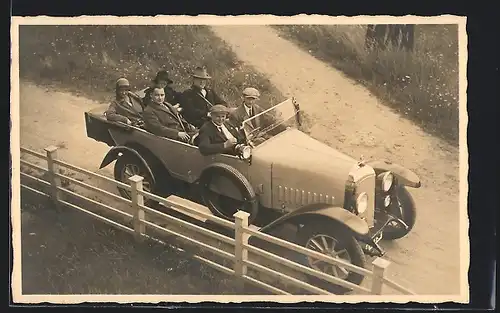 Foto-AK Auto Stoewer D9 (1925), Sechs Ausflügler im KFZ mit heller Karosserie auf einem Feldweg