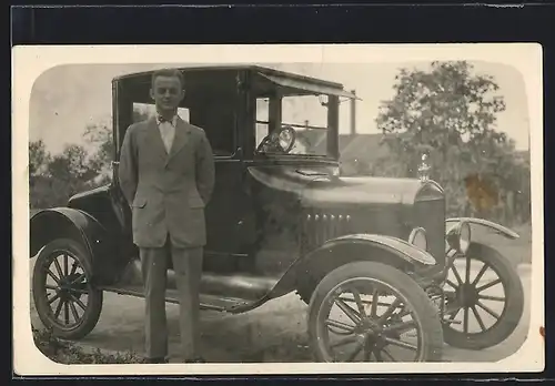 Foto-AK Auto Ford T (1923), Junger Mann vor seinem KFZ mit kastenförmiger Kabine