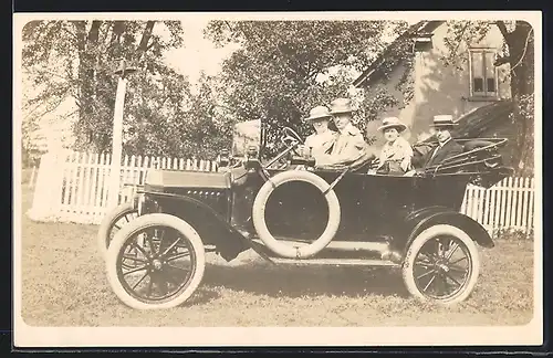 Foto-AK Auto Ford T (1916), Zwei junge Paare im schwarzen KFZ mit offenem Verdeck auf einer Wiese