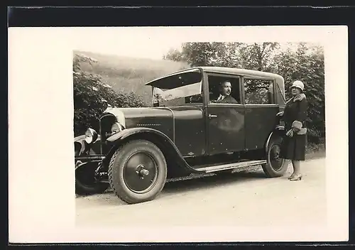 Foto-AK Auto Peugeot 177 (1927 /28), Mann schaut aus dem Fenster eines KFZ, Frau steht neben der hinteren Tür