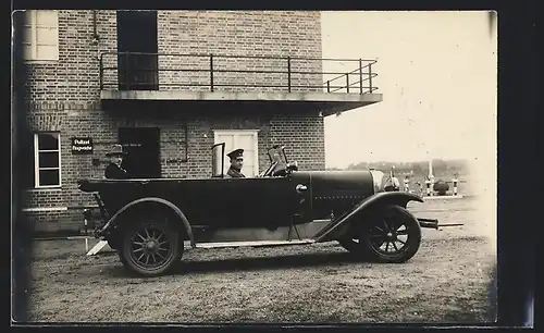 Foto-AK Auto Stoewer D12V (1926), Chauffeur und ein weiterer Herr im KFZ vor der Polizei Flugwache