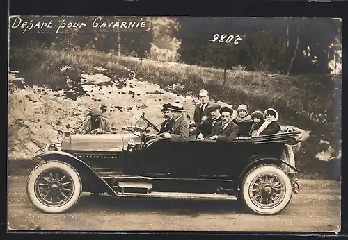 Foto-AK Auto Peugeot 147 (1913), Ausflugsgruppe mit einem schwarzen KFZ auf einer Landstrasse