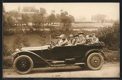 Foto-AK Auto Motobloc, Ausflügler im schwarzen KFZ vor terrassiertem Hügel