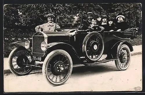 Foto-AK Auto Ford T, Chauffeur neben seinem KFZ mit bürgerlicher Familie darin, kleiner Junge am Steuer