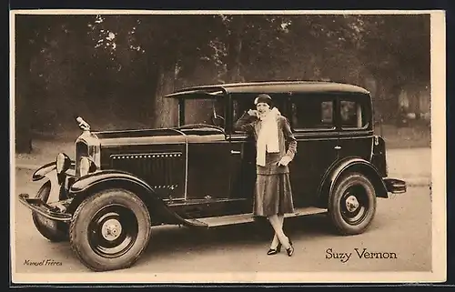 AK Auto Peugeot, Schauspielerin Suzy Vernon vor ihrem schwarzen Fahrzeug mit Löwe als Kühlerfigur