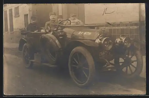 Foto-AK Auto Peugeot (1913 /14), Vier Männer in Uniform, einer mit Pelzmantel, im KFZ 21 479
