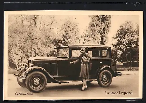 AK Auto Peugeot 183 (1930), Lucienne Legrand an der Fahrertür eines schwarzen KFZ