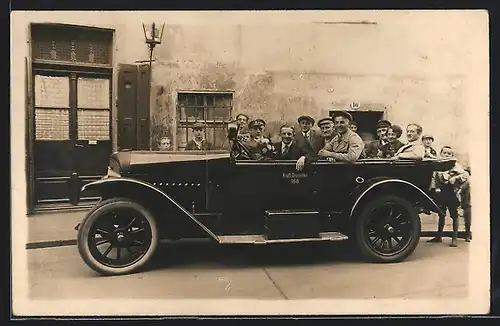 Foto-AK Auto Stoewer D9 (1924), Ausflügler in einem Taxi in einer Ortschaft, Kraftdroschke 168