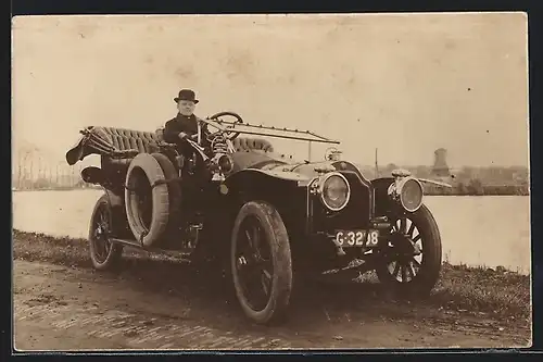 Foto-AK Auto Lorraine-Dietrich (191?), Junger Mann mit Melone im KFZ mit offenem Verdeck am Wasser