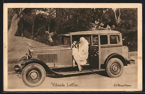 AK Auto Peugeot, Schauspielerin Yolande Laffon am Steuer eines KFZ mit offener Fahrertür