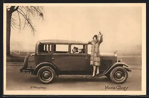 AK Auto Peugeot, Schauspielerin Marie Glory auf dem Trittbrett eines Fahrzeugs, Chauffeur schaut heraus