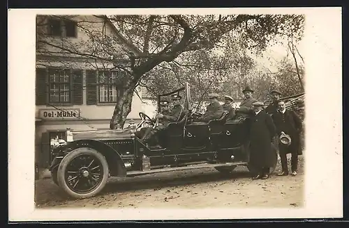 Foto-AK Auto Stoewer (191?), Zwei Chauffeure und eine Ausflugsgruppe im offenen KFZ vor der Oel-Mühle