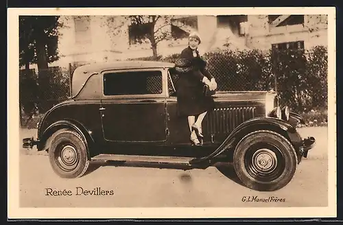 AK Auto Peugeot (1930), Schauspielerin Renée Devillers auf der Motorhaube ihres Fahrzeugs
