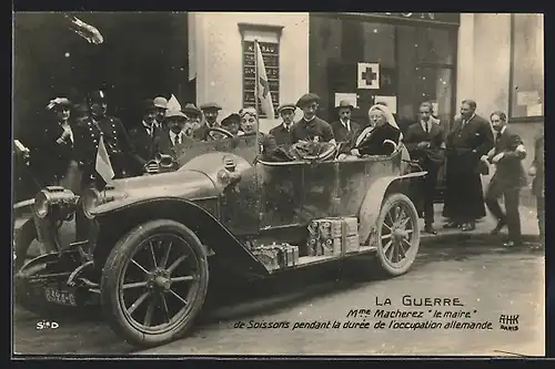 Foto-AK Auto Peugeot (1911 /12), Madame Macherez in einem Fahrzeug des Roten Kreuzes