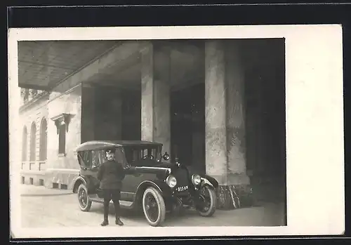 Foto-AK Auto Marmon (1918 /21) Typ 34, Junger Mann mit hinter dem Rücken verschränkten Armen am Wagen