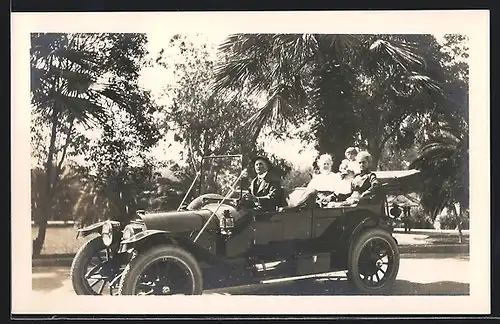 Foto-AK Auto Kissel Kar (1912), Damen mit Kleinkind werden chauffiert