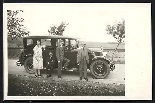 Foto-AK Auto Packard (1926 /27), Paar mit ihren Söhnen auf einem Ausflug