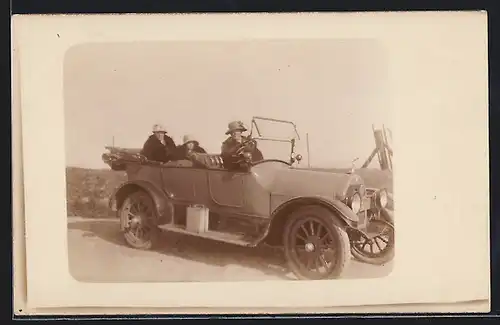 Foto-AK Auto Overland Four (1914), Pause bei einer Ausfahrt im Automobil