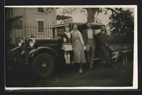 Foto-AK Auto Berliet (192 ), Familie mit ihren Hunden vor dem KFZ