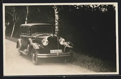 Foto-AK Auto Oldsmobile (1930) parkt am Wegesrand