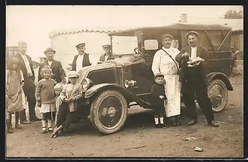 Foto-AK Auto Renault (1920), Herren und Kleinkinder auf einem Bauernhof
