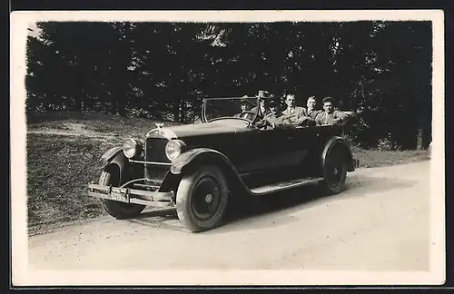 Foto-AK Auto Hupmobile (1927), Herren bei einem Ausflug in Kopenhagen