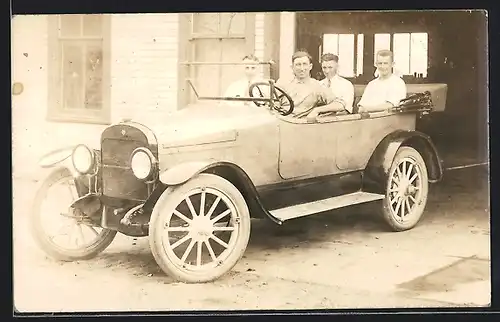 Foto-AK Auto Maxwell (1919 /20), Vier junge Männer fahren aus einer Garage