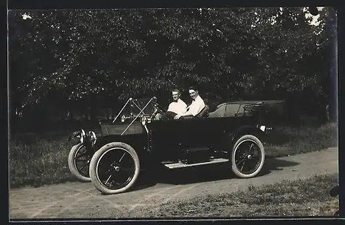 Foto-AK Auto Studebaker (1912), Zwei adrette junge Männer am Steuer