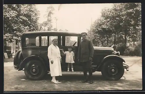 Foto-AK Auto Studebaker (1927) Big Six President, Junge Familie mit Kleinkind auf der Trittstufe