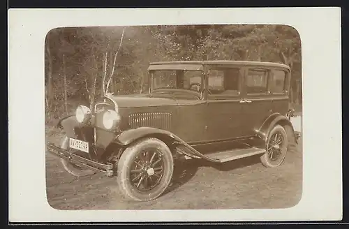 Foto-AK Auto Plymouth (1929), Wagen parkt am Wegesrand