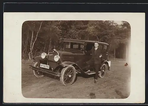 Foto-AK Auto Plymouth, Herr im Anzug nebst offenem Fahrerfenster