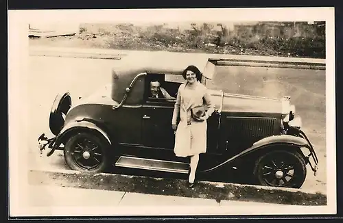 Foto-AK Auto Plymouth (1929), Paar mit Fahrzeug vor einem Ausflug