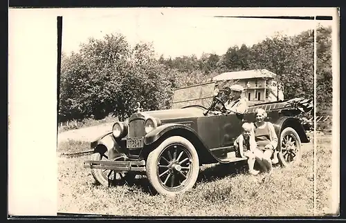 Foto-AK Auto Willys-Knight (1923), Junges Paar mit Kleinkind rastet im Sonnenschein
