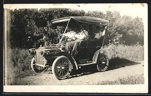 Foto-AK Auto Thomas (1904), Herren im Fahrzeug am Wegesrand