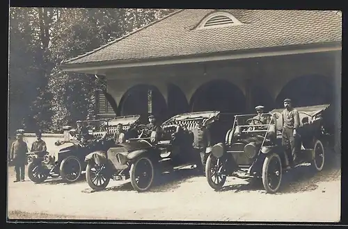 Foto-AK Auto Renault, Mercedes und Packard aufgereiht vor einem Haus