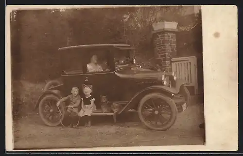 Foto-AK Auto Overland, Frau im Wagen, Kinder und Schäferhund auf dem Trittbrett