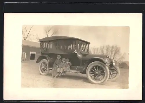 Foto-AK Auto Overland Four (1914), Drei Kinder auf dem Trittbrett