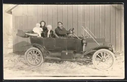 Foto-AK Auto Overland 69 (1913), Familie mit Kindern in einem Wagen mit der Aufschrift Williamsburg