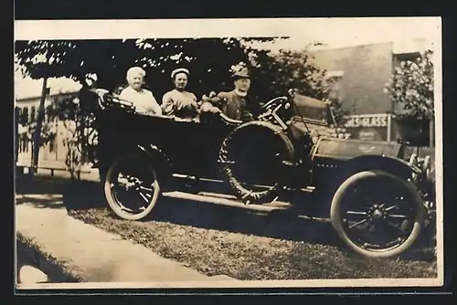Foto-AK Auto Studebaker AA (1913) mit Leuten steht auf einer Wiese